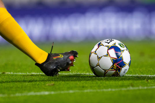 En fotboll ligger på gräsmattan