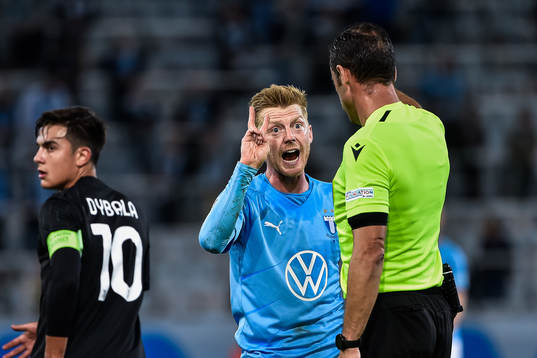 Anders Christiansen of Malmö FF and referee Artur Soares