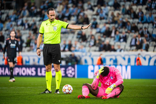 Referee Artur Soares Dias and goalkeeper Ismael Diawara of