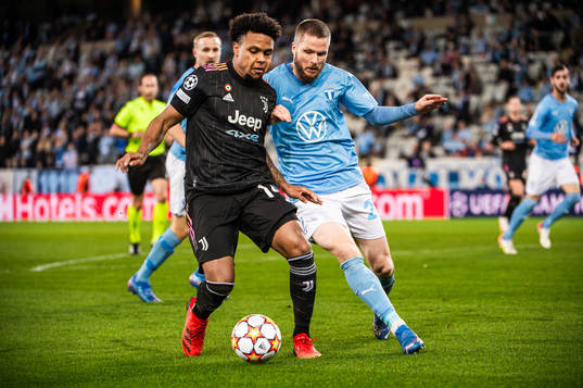 Weston Mckennie of Juventus and Lasse Nielsen of Malmö FF