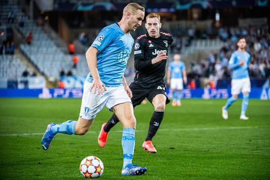 Franz Brorsson of Malmö FF and Dejan Kulusevski of Juventus