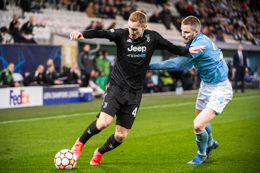 Dejan Kulusevski of Juventus and Lasse Nielsen of Malmö FF