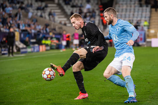 Dejan Kulusevski of Juventus and Lasse Nielsen of Malmö FF
