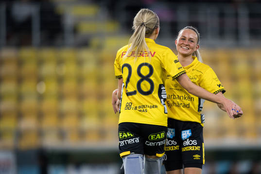 Elfsborgs Maja Wrångemyr gör 1-0 och jublar med Matilda