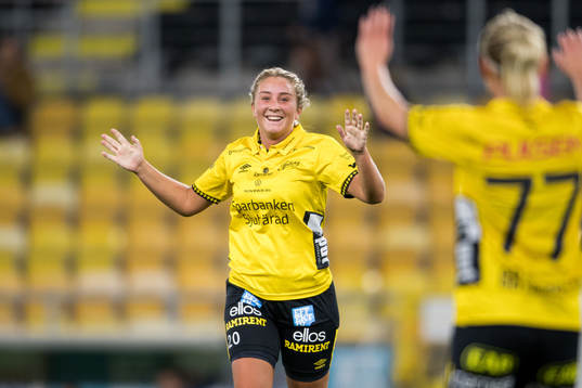 Elfsborgs Ebba Johansson jublar då Sara Jardving (rygg mot