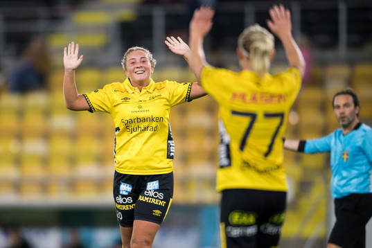 Elfsborgs Ebba Johansson jublar då Sara Jardving (rygg mot