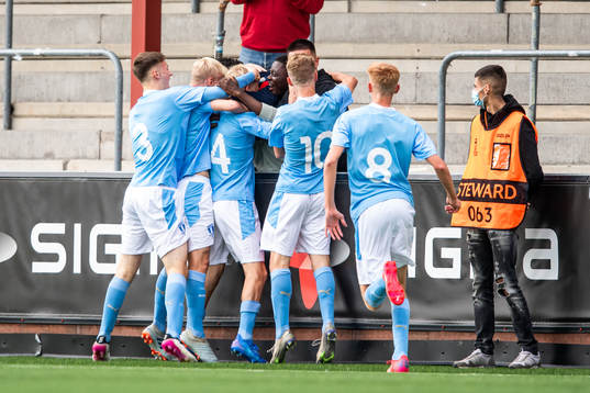 Melker Widell of Malmö FF celebrate the 1-1 goal