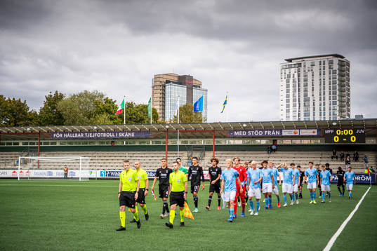 The players enters the pitch