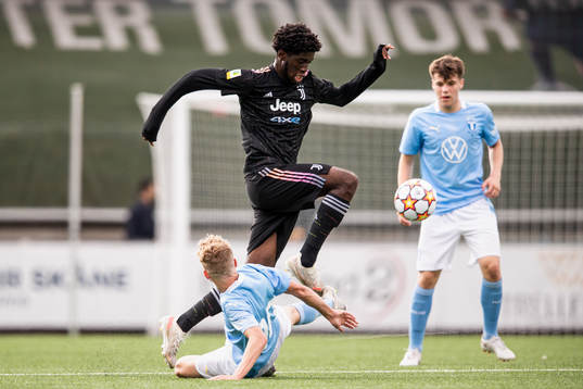 Hugo Bolin of Malmö FF and Samuel Iling-Junior of Juventus