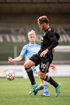 Melker Widell of Malmö FF and Andrea Bonetti of Juventus