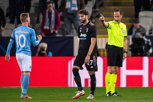 Anders Christiansen of Malmö FF and referee Artur Soares