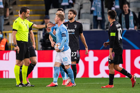 Anders Christiansen of Malmö FF and referee Artur Soares