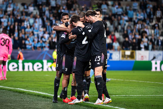 Paulo Dybala of Juventus celebrate with teammates