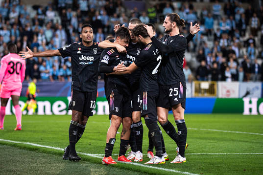 Paulo Dybala of Juventus celebrate with teammates