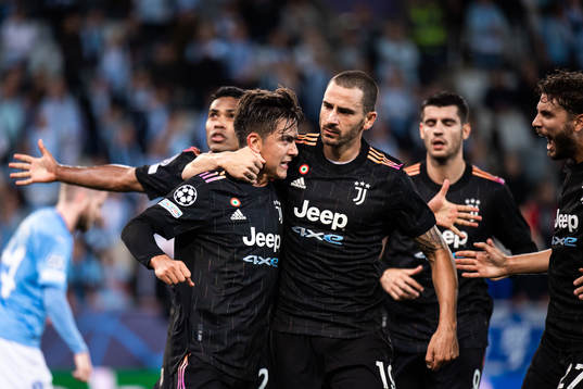 Paulo Dybala of Juventus celebrate with teammates