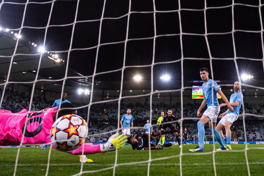 Alex Sandro of Juventus scores 0-1 behind goalkeeper Ismael