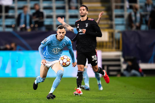 Veljko Birmancevic of Malmö FF and Rodrigo Bentancur of
