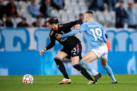 Adrien Rabiot of Juventus and Veljko Birmancevic of Malmö