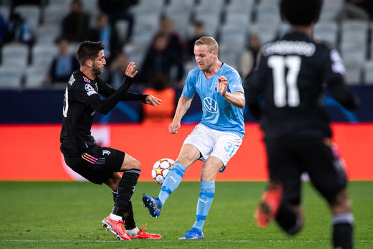 Rodrigo Bentancur of Juventus and Franz Brorsson of Malmö