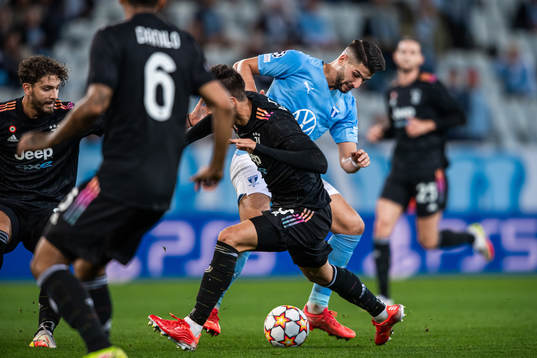 Antonio Colak of Malmö FF and Rodrigo Bentancur of Juventus
