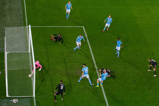 Alex Sandro of Juventus scores the 0-1 goal against