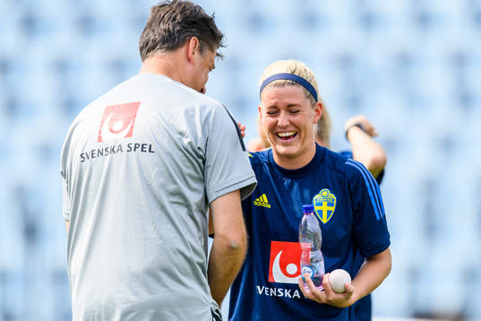 Bläddra bland fler bilder av Football, Women's World Cup Qualifier, Sweden, Training 