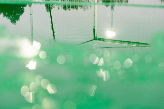 Detaljbild på ett reflekterat fotbollsmål