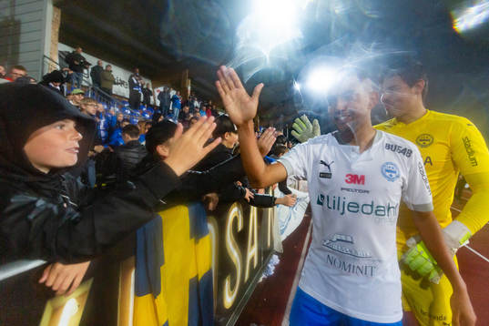 Värnamos målvakt Filip Eriksson och Erick Brendon jublar