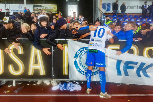 Värnamos Erick Brendon jublar med supportrar