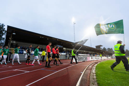 Domare och spelare ur Jönköping går in på planen