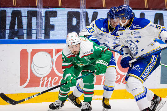Rögles Robert Lantosi i en kamp mot Leksands Mikael
