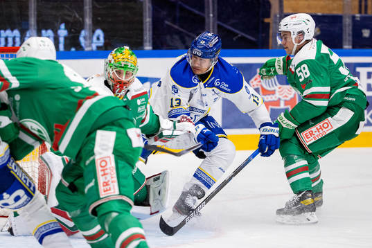 Leksands Jon Knuts oroar framför Rögles målvakt