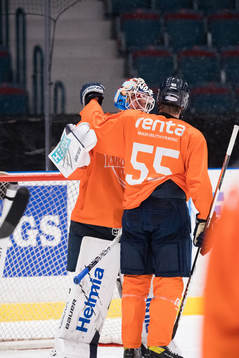 Karlskogas Arvid Aronsson och målvakt Lars Volden