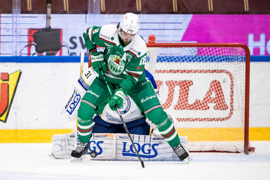 Rögles Dennis Everberg framför Leksands målvakt Kasimir