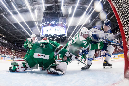 Rögles Ryan McKiernan och Leksands Carter Ashton framför