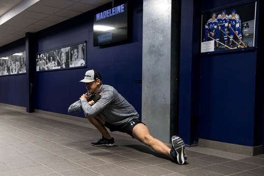 Leksands Carter Ashton värmer upp innan ishockeymatchen i