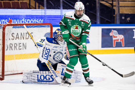 Rögles Marco Kasper  framför Leksands målvakt Kasimir