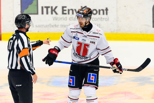 Domare Patric Bjälkander pratar med Örebros Rasmus