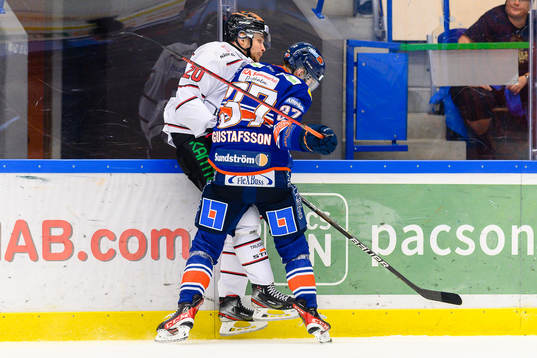 Örebros Miikka Salomäki blir tacklad av Växjös Glenn
