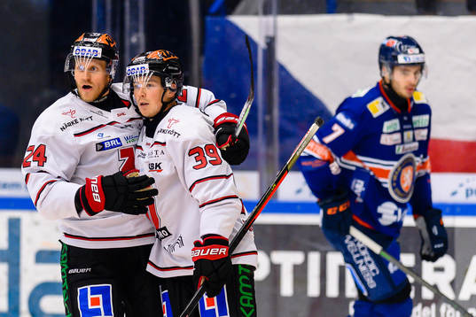 Örebros Jani Lajunen och Joel Mustonen jublar