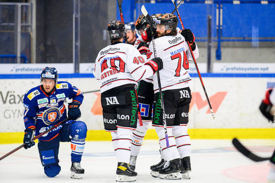 Växjös Emil Forslund deppar samtidigt som Örebros