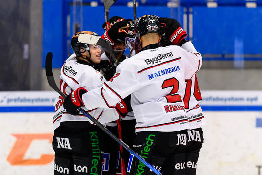 Örebros spelare jublar