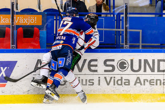 Växjös Martin Lundberg tacklar Örebros Nick Ebert