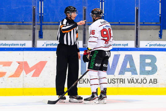 Domare Christoffer Holm pratar med Örebros Robin Kovacs