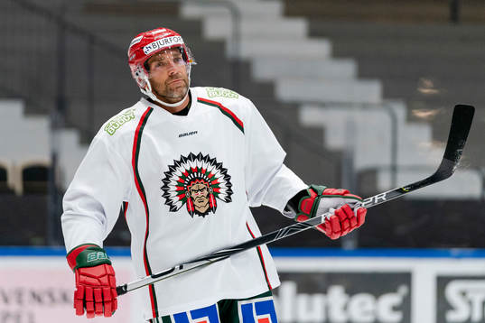 Frölundas Joel Lundqvist före ishockeymatchen i SHL