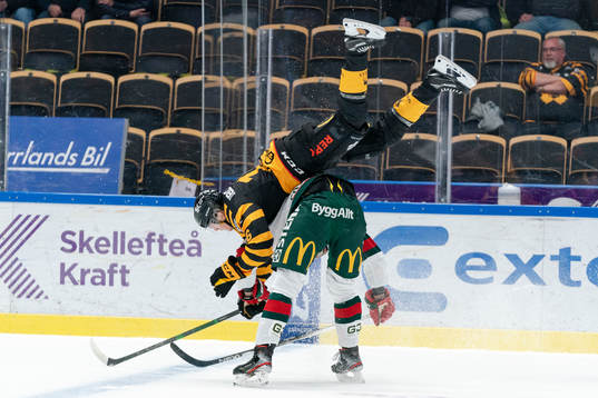 Skellefteås Linus Lindström får en tackling av