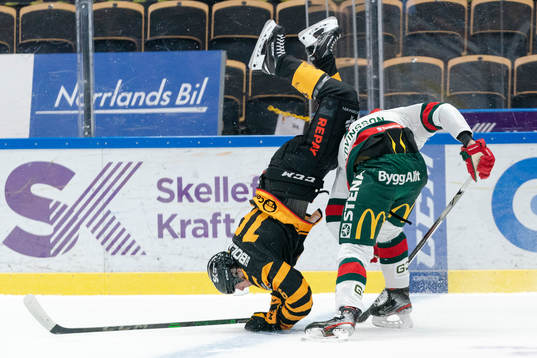 Skellefteås Linus Lindström får en tackling av