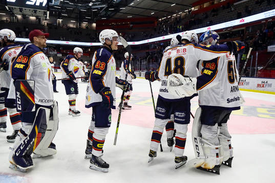 Djurgårdens spelare jublar och tackar målvakt Mantas