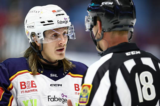 Djurgårdens Marcus Sörensen  diskuterar med domare