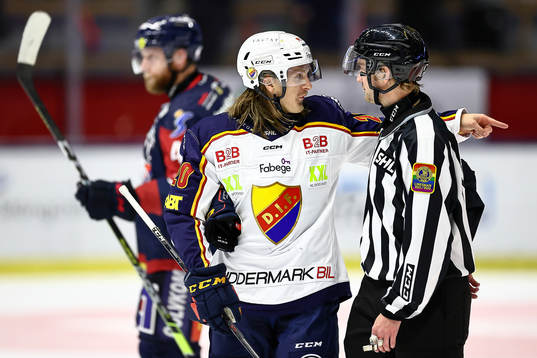 Djurgårdens Marcus Sörensen  diskuterar med domare